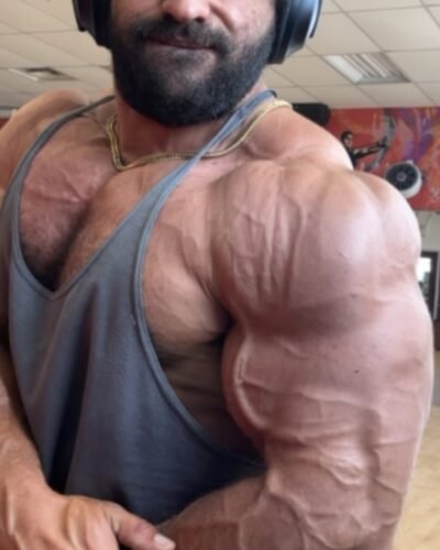 young_muscle_stud