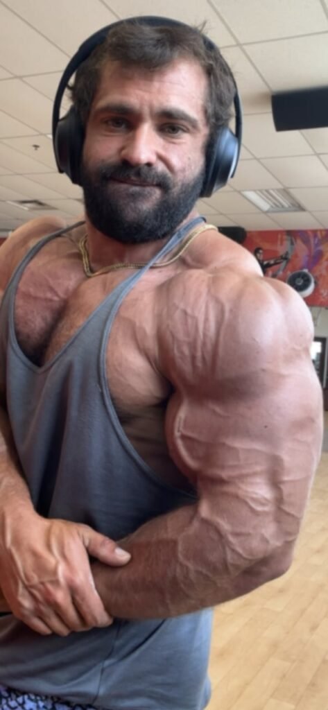 young_muscle_stud